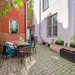 Old Town Silent Garden House *