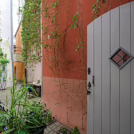 Old Town Silent Garden House Vakantiehuis Tallinn