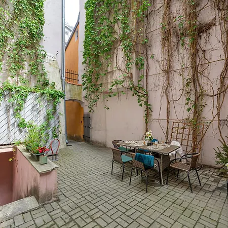 Old Town Silent Garden House *