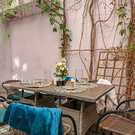 Old Town Silent Garden House بيت للعطل