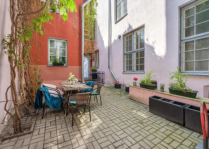 Old Town Silent Garden House *